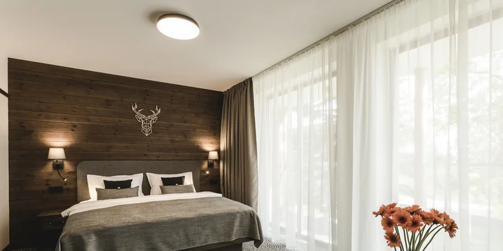 Během pobytu vás čeká ubytování v moderním a luxusně zařízeném pokoji Deluxe nebo v apartmánu. 