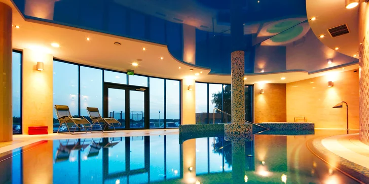 V ceně máte neomezený vstup do wellness (bazén, parní lázeň, sauna, vířivka).