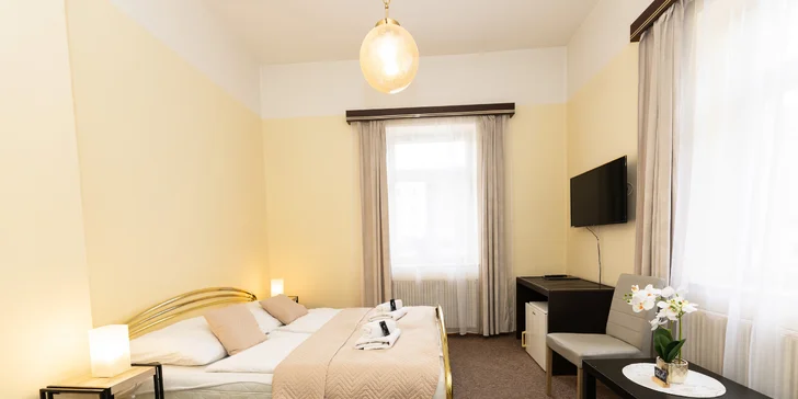 Bude pro vás připravený prakticky zařízený pokoj nebo apartmán s manželskou postelí.