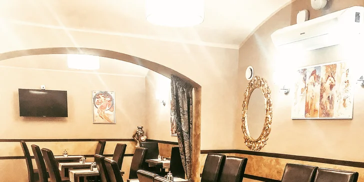 Z útulné hotelové restaurace se hostům nechce odcházet. 