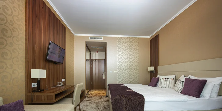 Je tu TV i minibar. 