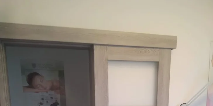 Pokud dorazíte autem, zaparkujete přímo přede dveřmi provozovny. 