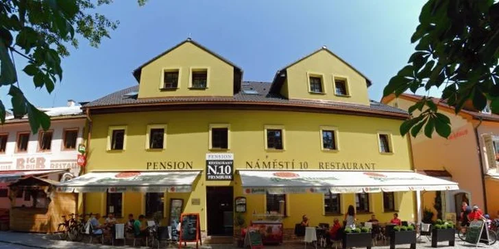 Ubytujte se v rodinném hotelu N.10 na náměstí ve Frymburku.
