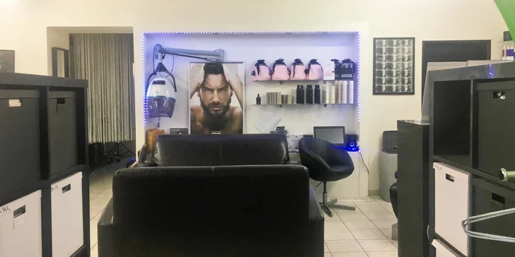 Následuje mytí vlasů, případná barva, střih a foukaná.