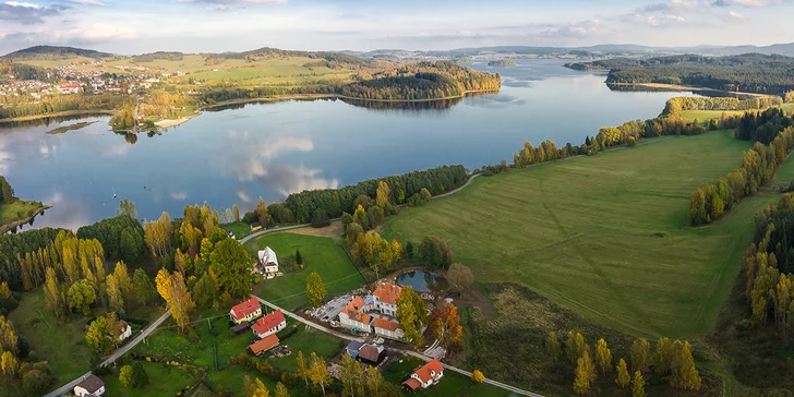 Hotel stojí na břehu Lipna, v obci Bližší Lhota.