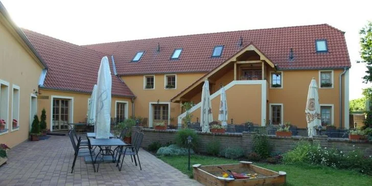 Při pěkném počasí si poseďte s vínkem na zahradě. 