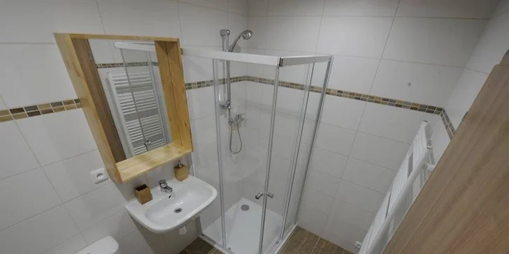 Každý apartmán má vlastní koupelnu a toaletu.