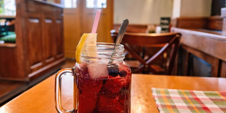 Každé sousto skvěle doplní domácí limonáda, kterou si vyberete z denní nabídky.