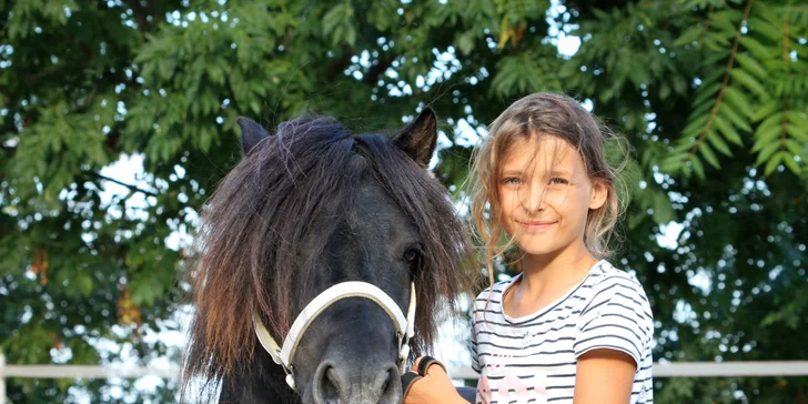 Pak už nic nebrání nasadit helmu, vložit nohu do třmenu a nasednout.