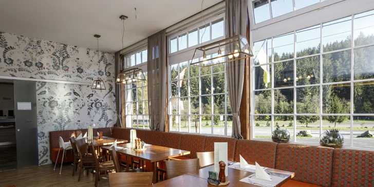 V restauraci s parádním výhledem do krajiny si každé ráno poskládáte snídani ze švédských stolů, večer se také těšte na bohatý raut. 