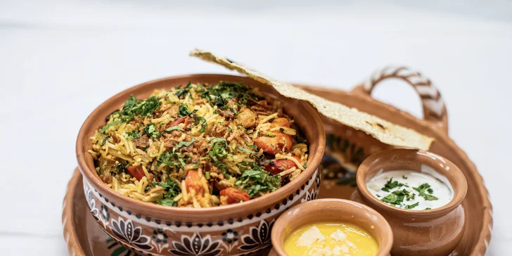 Chicken Dum Biryani, indický variant rizota s kuracím mäsom, šafránom, mätou a hnedou cibuľkou
