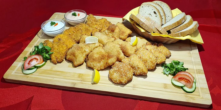 800 g vepřových a kuřecích řízků s dipem a chlebem i hodina bowlingu