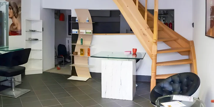 Během procedury se používá kvalitní kosmetika a jemné techniky, které zvýrazní přirozenou krásu a vitalitu vlasového vlákna.