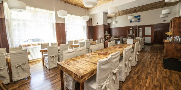 V hotelové restauraci si denně dáte snídaně i večeře. 