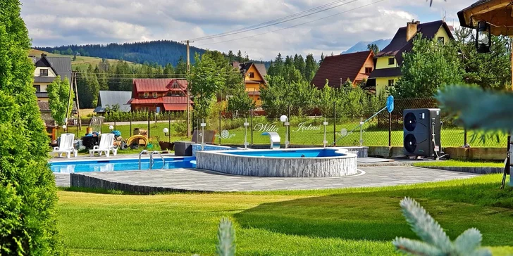 Počas letnej sezóny aj vo vonkajšom bazéne. 