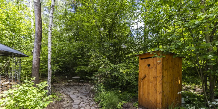 Nechybí koupelna se sprchou a umyvadlem, ani venkovní WC. 