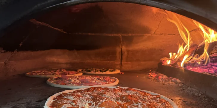 Pizzu tu pečou v peci na dřevo.