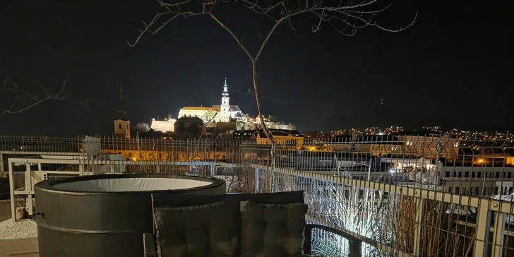 Z terasy hravo dovidíte napríklad na hrad.