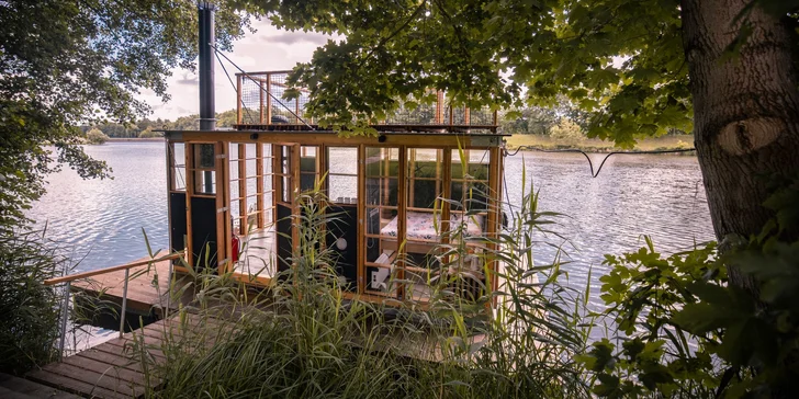 Využívat můžete i prostor pláže a ohniště (dřevo na oheň je k dispozici), hřiště na volejbal, nohejbal a beach volejbal. 