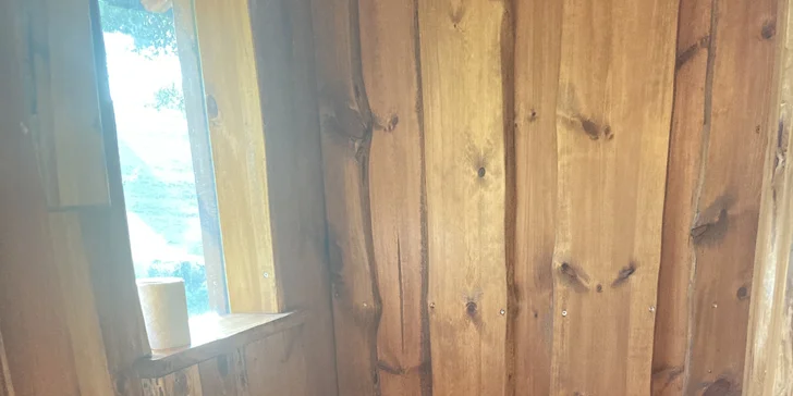  Přímo v domku je chemická toaleta, osprchovat se můžete pod venkovní solární sprchou. 