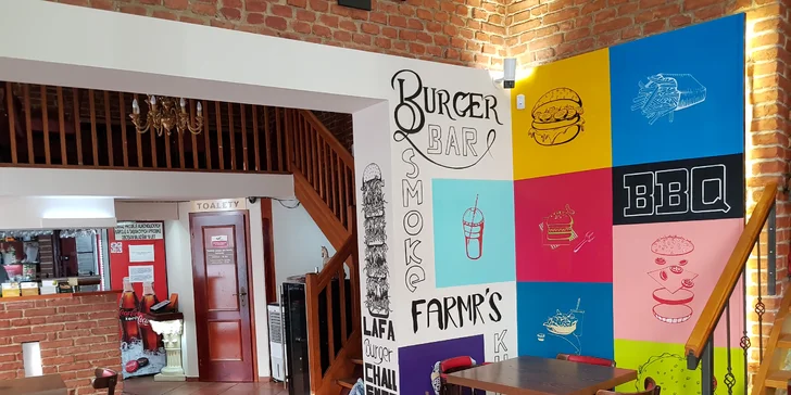 Pokud si na burger sami netroufnete, pozvěte kamaráda. 