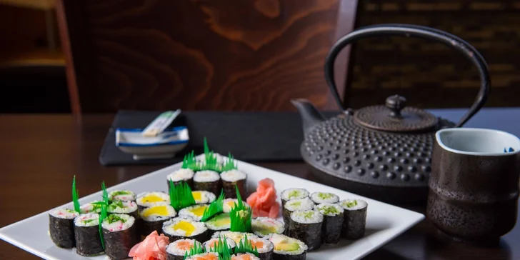 Sushi menu A: 6 ks Maki losos 6 ks Maki uhorka 6 ks Maki surimi 6 ks Maki avokádo 5 ks Maki losos a šalát z rias 5 ks Maki japonská reďkovka 