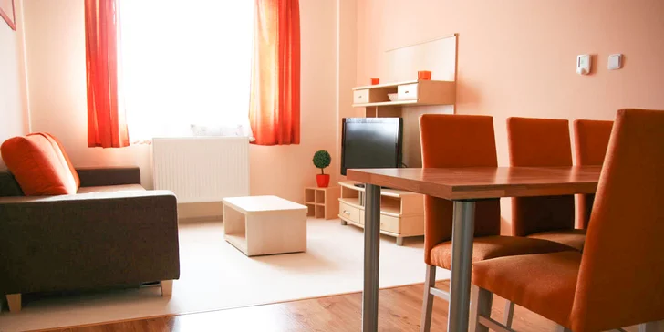 Ať už přijedete ve dvou, nebo s celou rodinou, zabydlíte se v apartmánu se samostatnou koupelnou se sprchovým koutem a plně vybavenou kuchyní. 