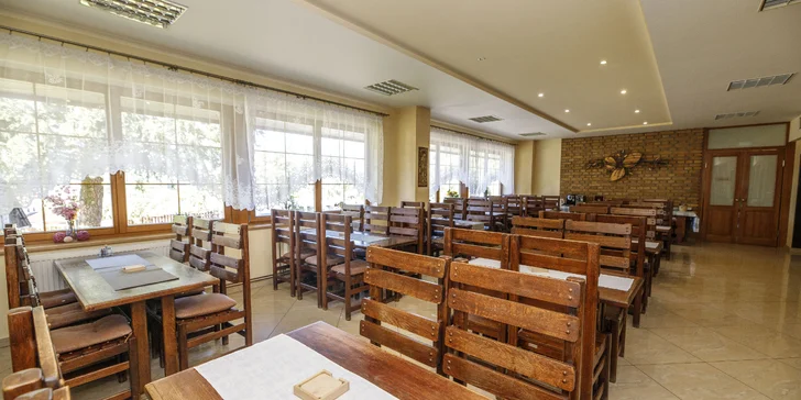 Snídaně i večeře se podávají v hotelové restauraci.