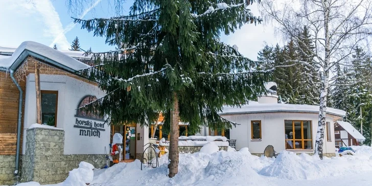  Očarí vás nádherná scenéria lesov a kopcov, jazierko s fontánou a bohatá ponuka športových aktivít priamo v areáli hotela.