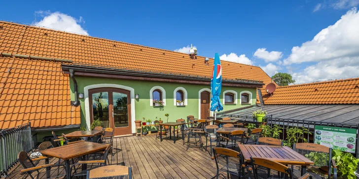 Kromě restaurace patří k zázemí zoo i hřiště s prolézačkami.
