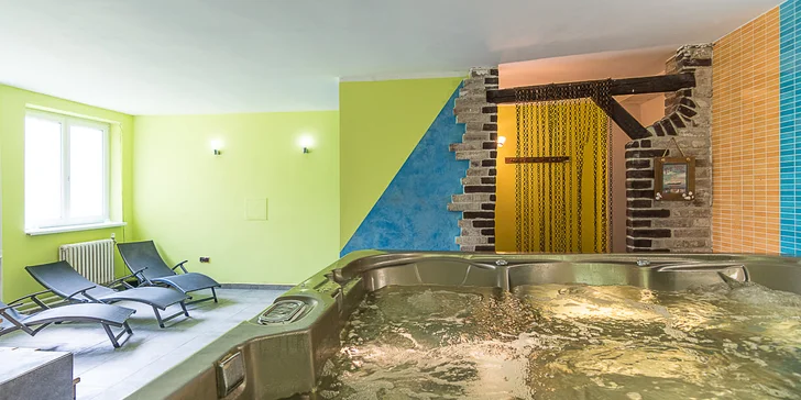 Vo wellness je vírivka a sauna.