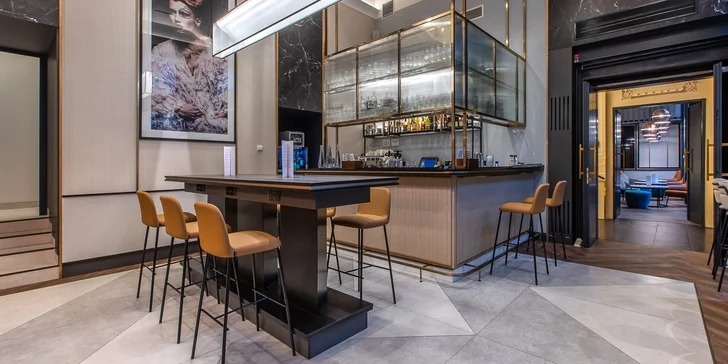 Navštivte i elegantní hotelový bar a nechte si namíchat koktejl. 