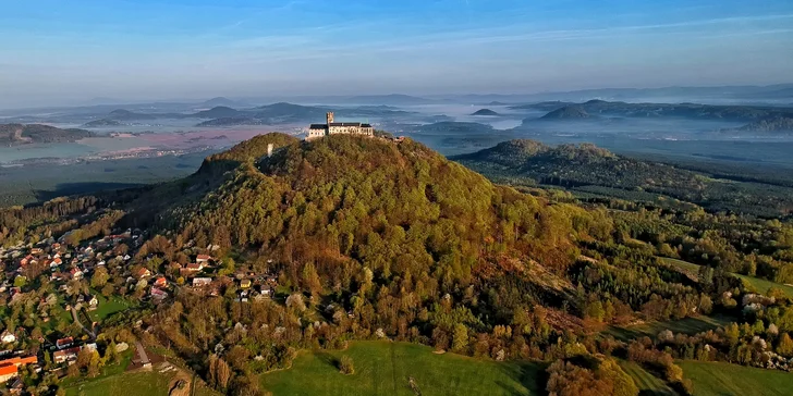 Máchův kraj je rájem pro všechny romantické duše. Vydejte se tu třeba na ikonický Bezděz.