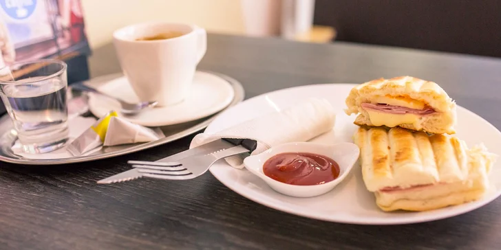 Káva s koláčom alebo panini s domácou limonádou