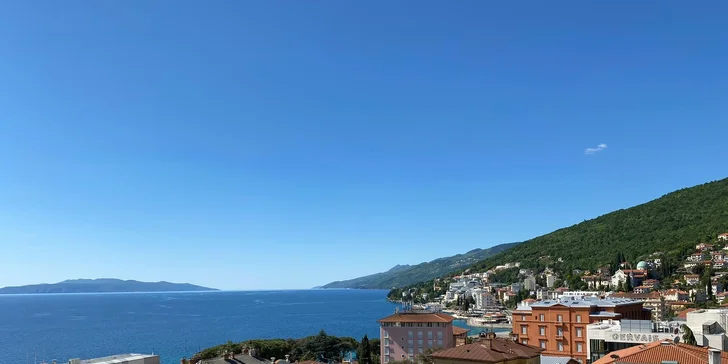 Kúsok to máte k pláži aj do centra mestečka Opatija, ktoré je navyše pri najbližšom chorvátskom mori zo SR.
