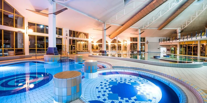 Kráľovské termálne kúpele a aquapark Sárvár sa nachádzajú iba 300m od hotela!
