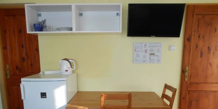 V pokoji nechybí ani lednička.