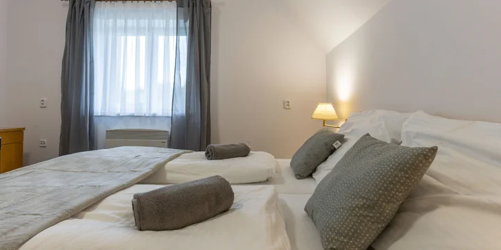 V pokoji je k dispozici manželská postel (některé pokoje mají i možnost přistýlky), lednice, Wi‑Fi připojení a koupelna se sprchou a toaletou.