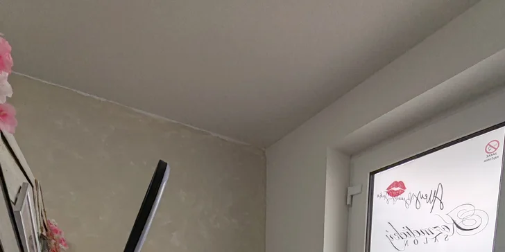 Pred samotnou aplikáciou lektorka mihalnice precízne očistí a pripraví.