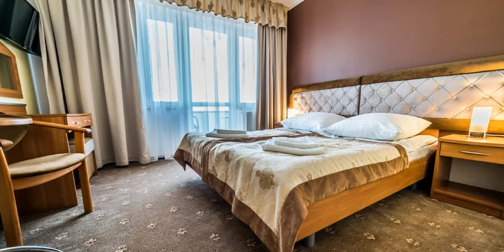 Dvoulůžkový pokoj má manželskou postel, třílůžkový dvě samostatná lůžka a rozkládací gauč. 