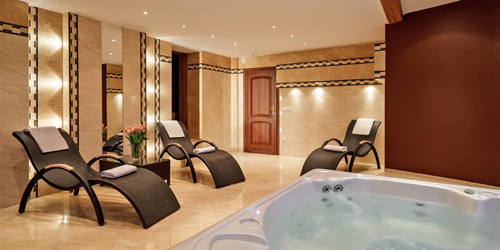 Užívat si tu budete relax v bazénu, vířivce nebo sauně (dle varianty) ...