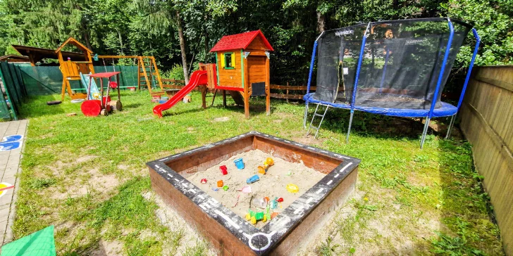Na deti tu čaká vonkajšie detské ihrisko s trampolínou.