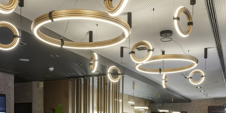 Hotel je minimalisticky a moderne zariadený.