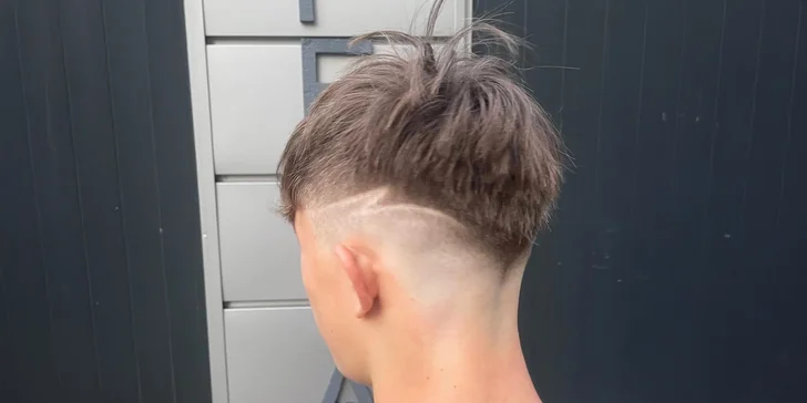 Na místě vám vyšvihnou nový střih a k tomu klidně i upraví vousy. 