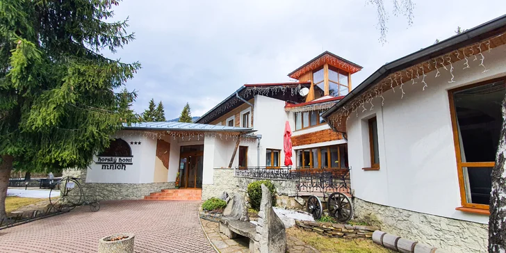 Očarí vás nádherná scenéria lesov a kopcov, jazierko s fontánou a bohatá ponuka športových aktivít priamo v areáli hotela.