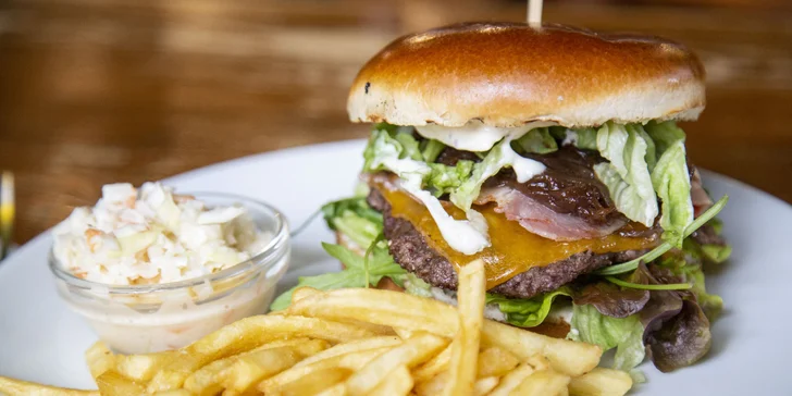 Kromě skvělého masa zdobí burger i čedar, slaninový chips a cibulová marmeláda.