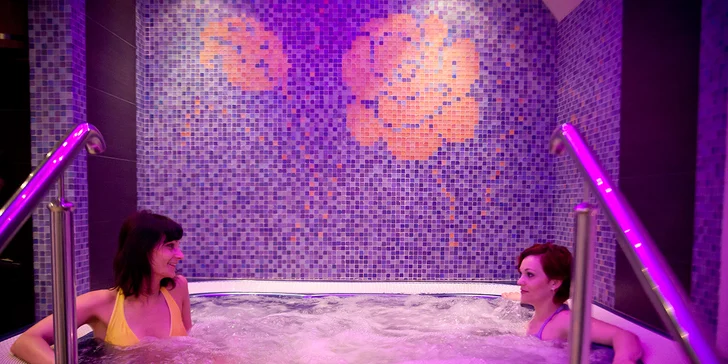 Ve spa najdete vířivku.