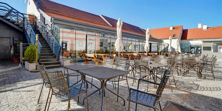 Restaurace sídlí v prostorách historické maštale, uprostřed krásného parku Ladronka.