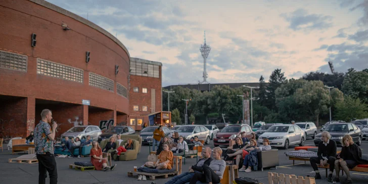 Areál s barem otevírá vždy hodinu před začátkem promítání. 