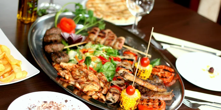 V restauraci Delphi pro vás připraví masové nebo sýrové plato či tříchodové menu.